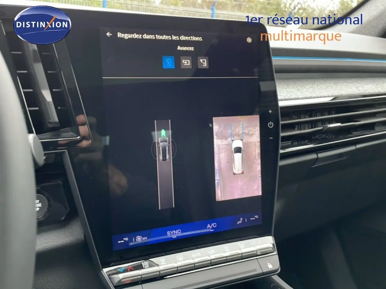 Vue intérieure centrée sur l'écran tactile du tableau de bord du Renault Espace noir étoile métal 2025, affichant la caméra de recul.