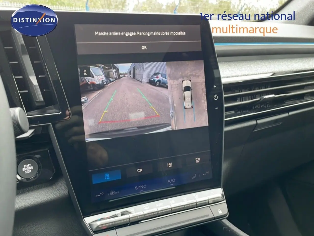 Vue intérieure du tableau de bord du Renault Espace 2025 noir étoile métal, écran affichant la caméra de recul et l'aide au stationnement.