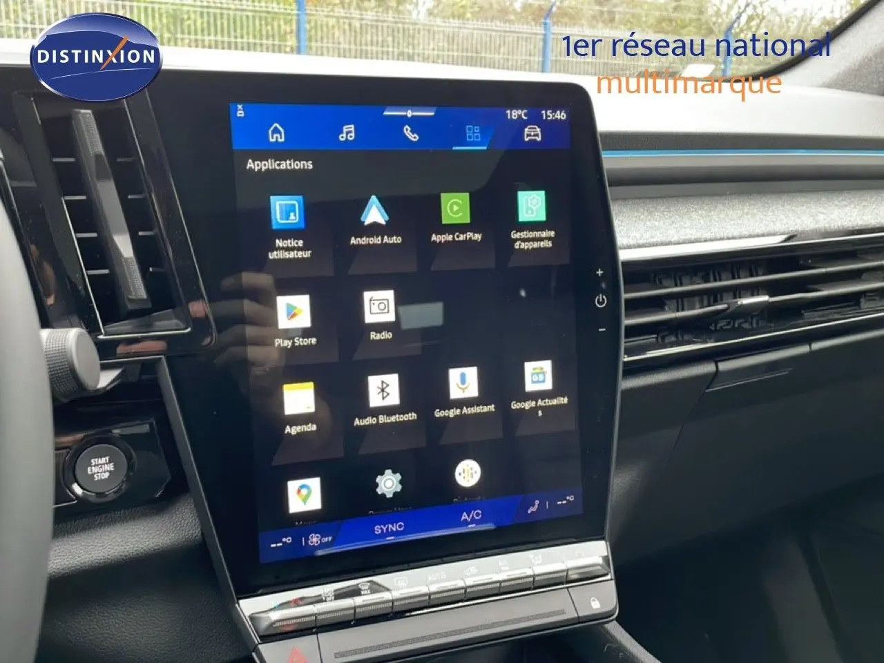 Vue intérieure du tableau de bord du Renault Espace 2025 noir étoile métal, avec écran tactile central affichant les applications.