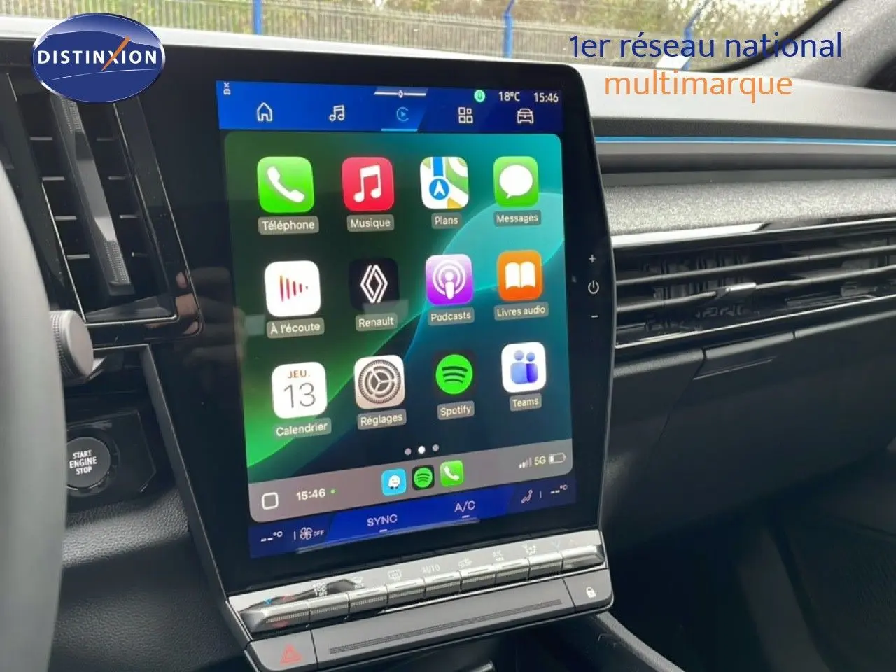 Vue intérieure centrée sur l'écran tactile vertical du tableau de bord du Renault Espace 2025, finition Technno.
