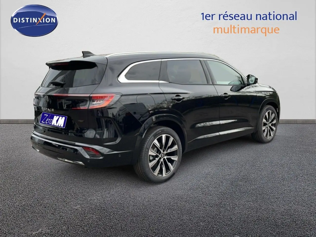 Vue 3/4 arrière droite d'un Renault Espace 2025 noir étoile métal avec jantes alliage et feux LED distinctifs.