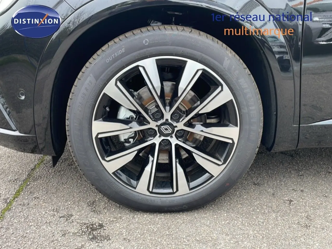 Gros plan sur la jante avant droite noire et argentée du Renault Espace 2025 noir étoile métal.