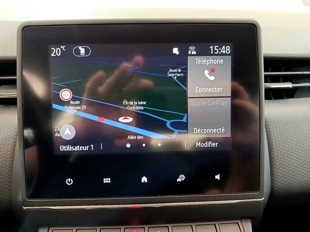 Écran tactile central affichant la navigation et Apple CarPlay dans une Renault Clio Business TCe 100 gris clair de 2020.