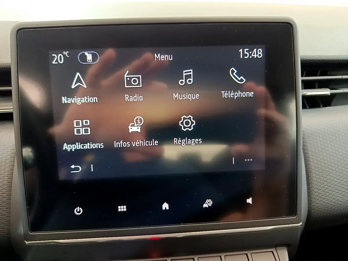 Écran tactile central de la Renault Clio Business TCe 100 2020 affichant le menu multimédia et navigation.