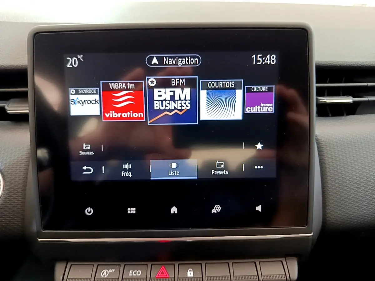 Écran tactile central de la Renault Clio Business 2020 affichant les radios avec tableau de bord gris clair autour.