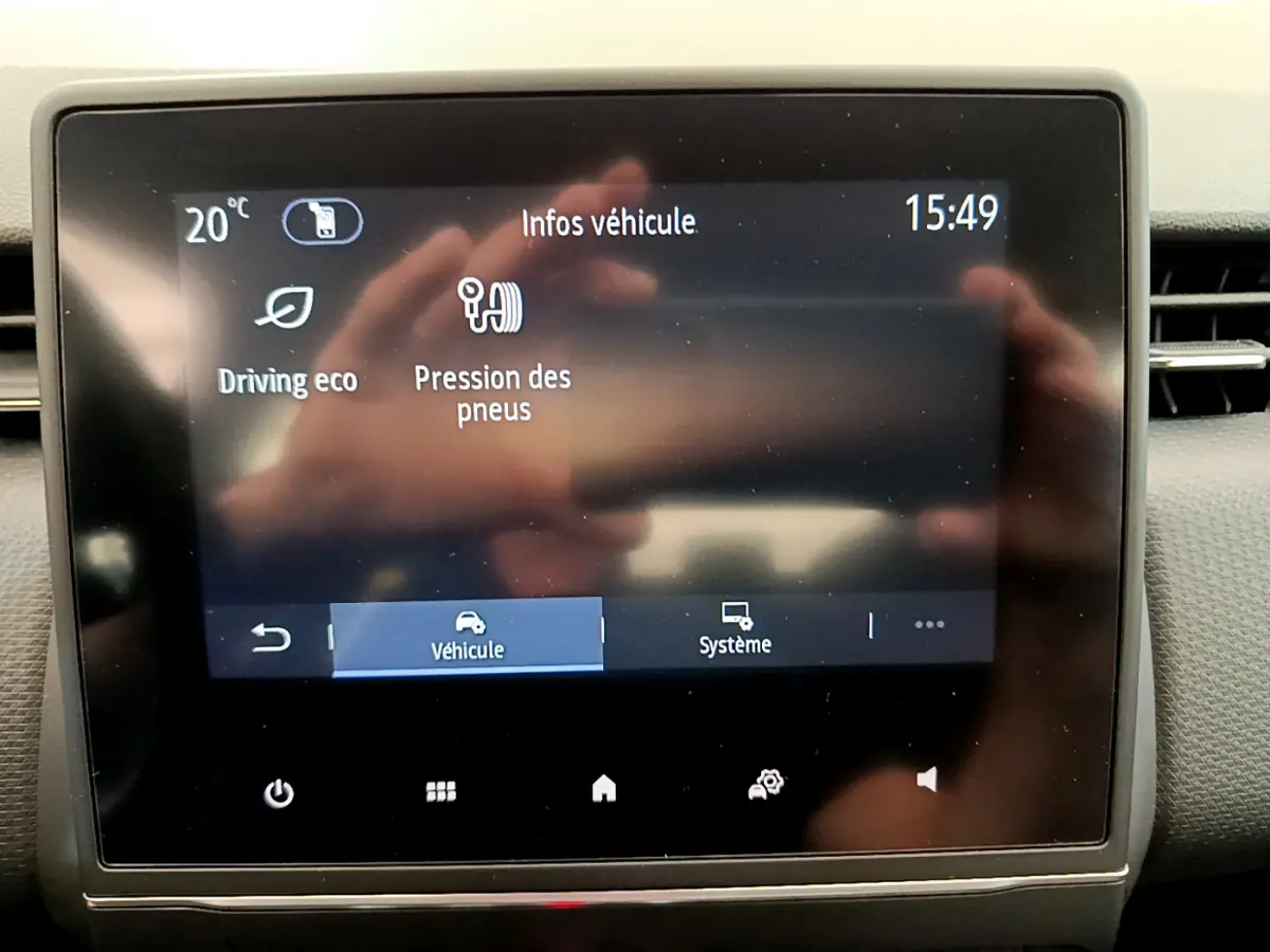 Écran tactile central de la Renault Clio Business TCe 100 2020 affichant les infos véhicule à 15h49.