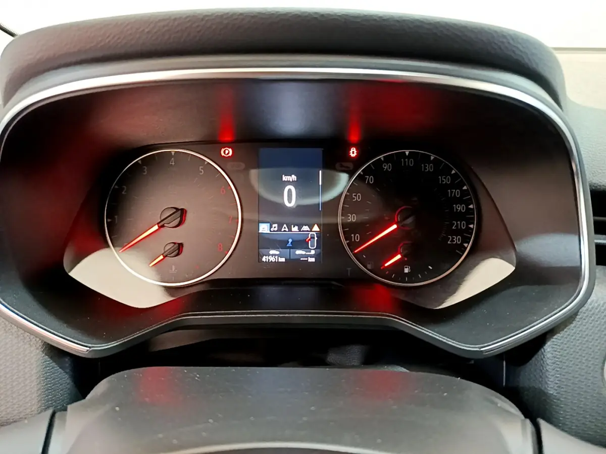 Tableau de bord de Renault Clio Business TCe 100 2020, affichage digital central et compte-tours analogique.