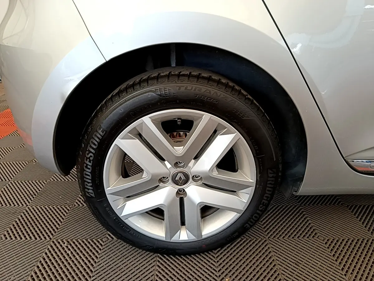 Gros plan sur la roue arrière droite gris clair d'une Renault Clio Business TCe 100 de 2020 avec jante alliage.