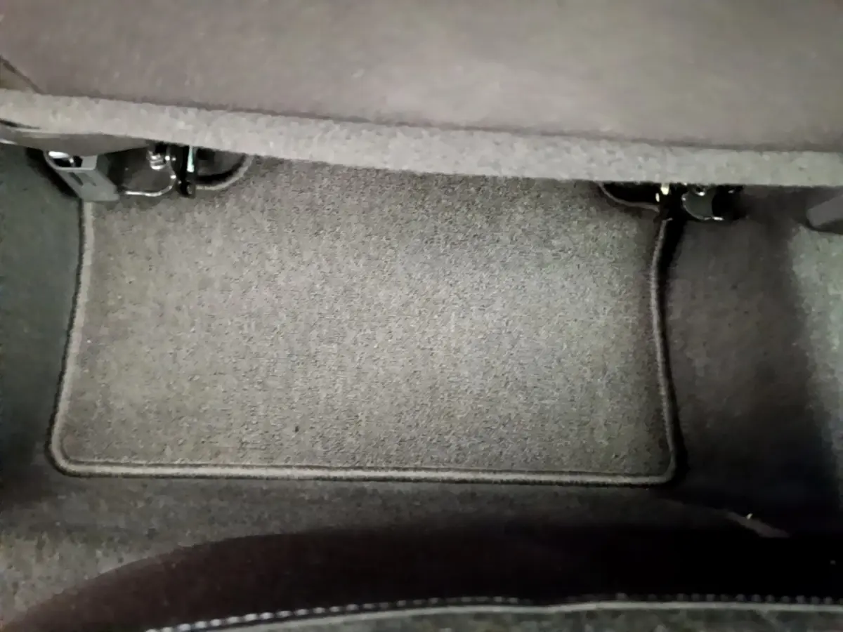 Plancher côté passager avant de la Renault Clio Business TCe 100 gris clair avec tapis de sol gris.