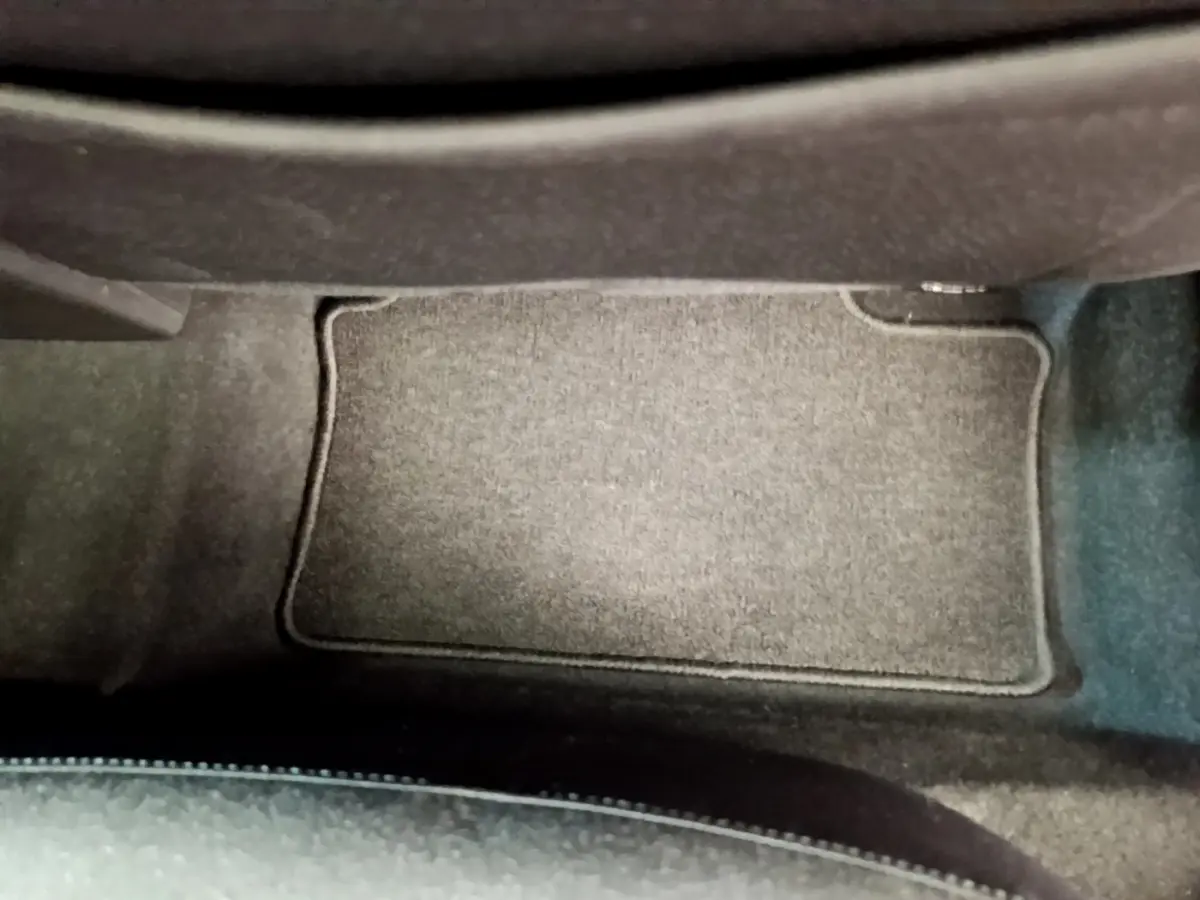 Tapis de sol gris foncé au niveau du plancher côté conducteur d'une Renault Clio Business TCe 100 2020.