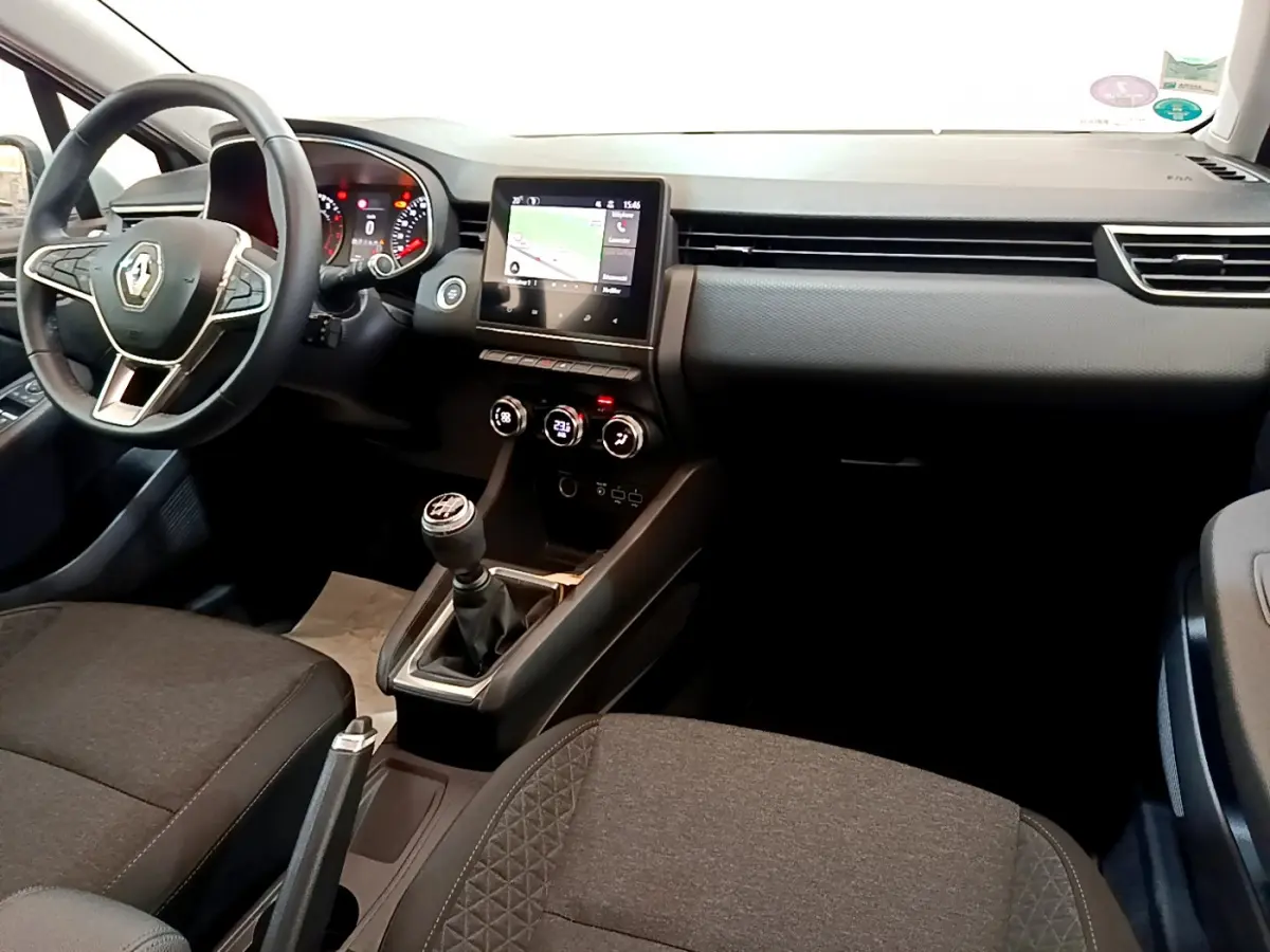 Intérieur avant de la Renault Clio Business TCe 100 2020, vue centrée sur le tableau de bord et la boîte manuelle noire.