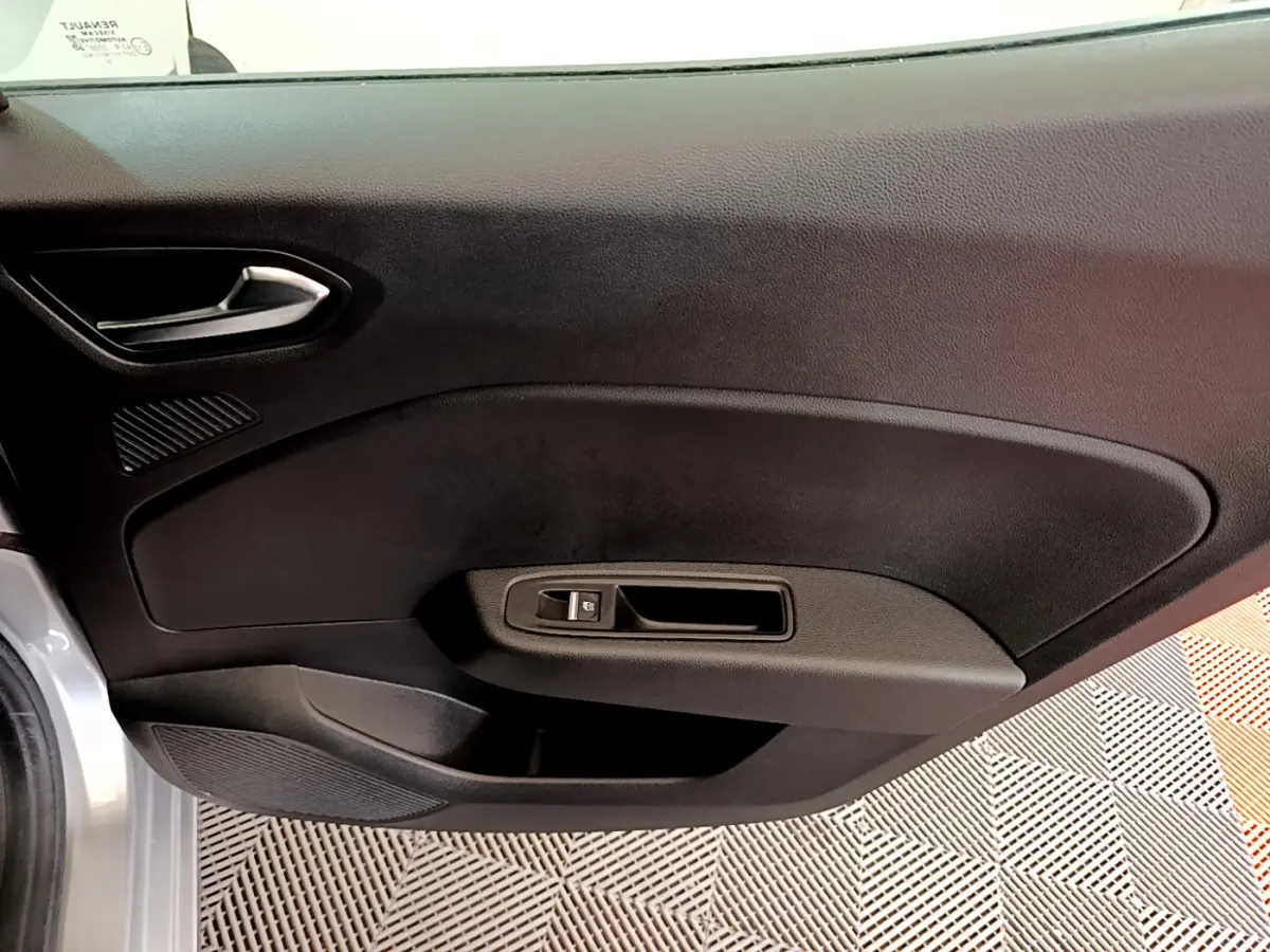 Gros plan sur la porte côté gauche de la Renault Clio Business TCe 100 2020, intérieur noir avec commande de fenêtre.