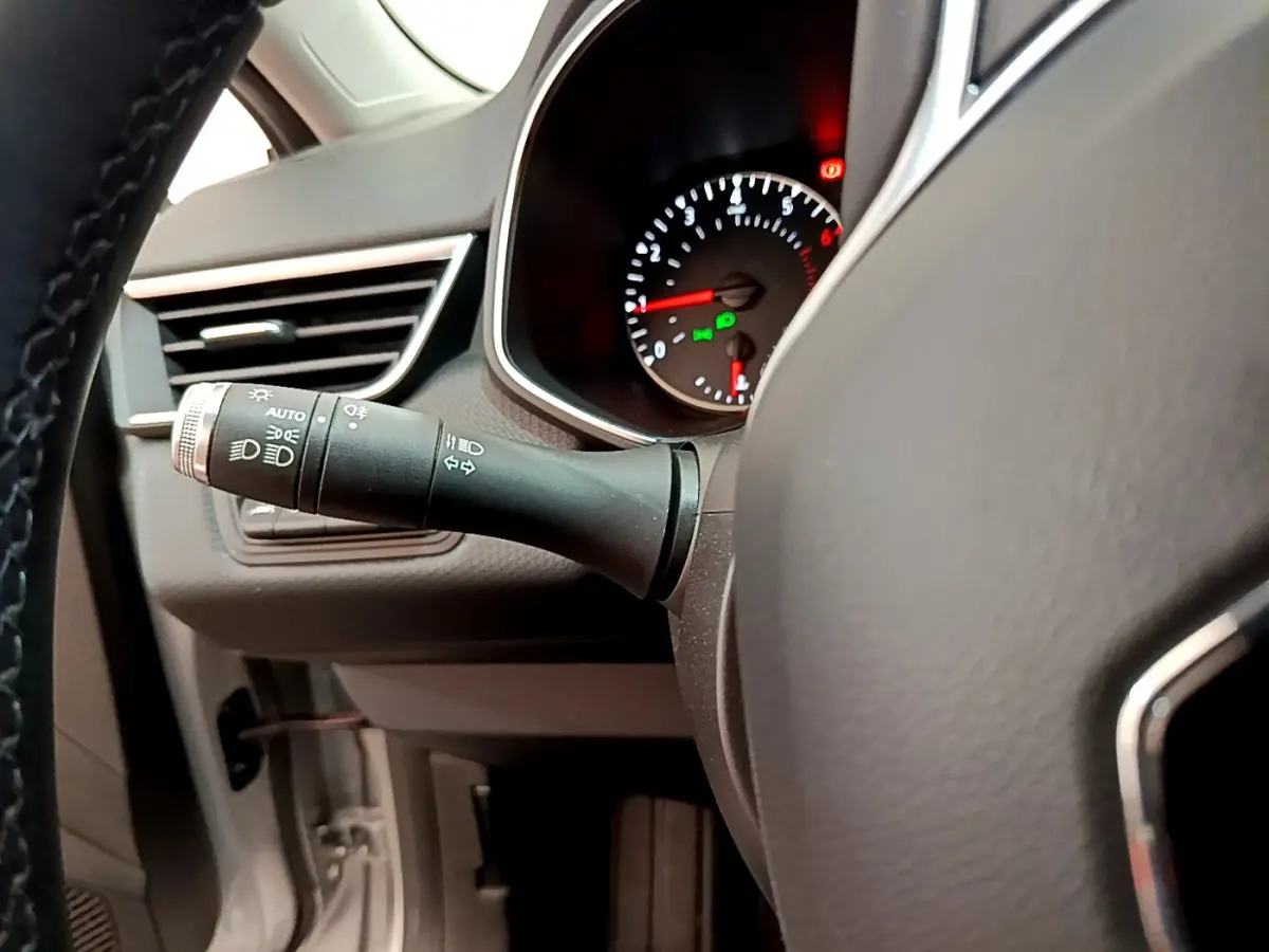 Gros plan sur la manette des phares et le compteur du tableau de bord d'une Renault Clio Business TCe 100 2020.