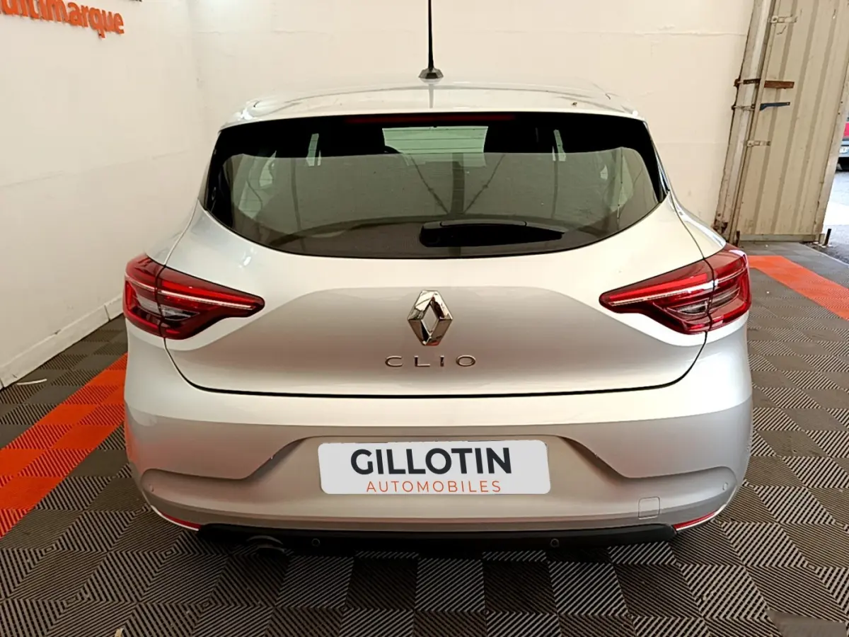 Vue arrière d'une Renault Clio gris clair 2020, avec feux LED et logo Renault bien visibles.