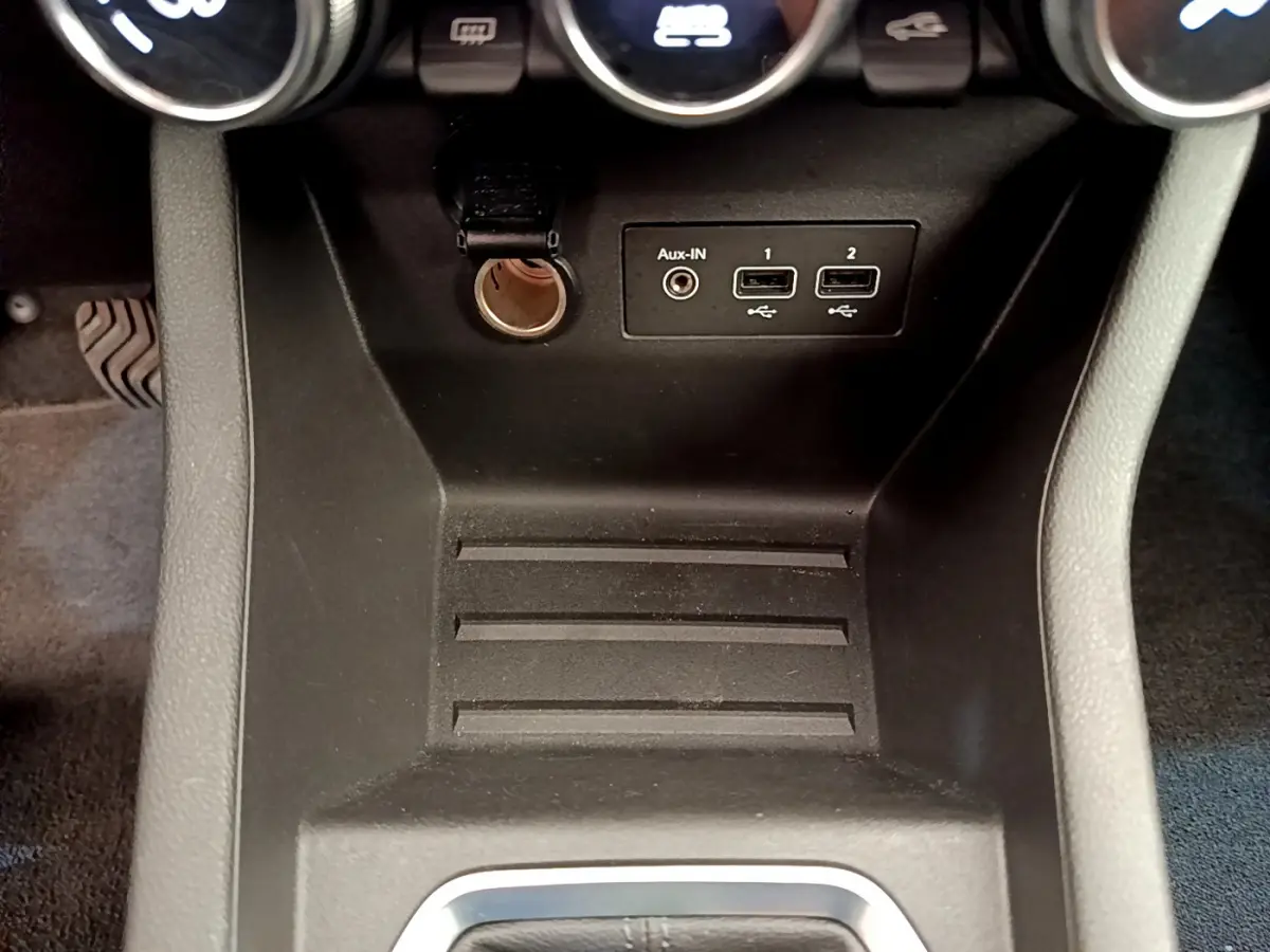 Vue rapprochée du compartiment central noir de la Renault Clio Business TCe 100 avec ports USB et prise Aux-IN.
