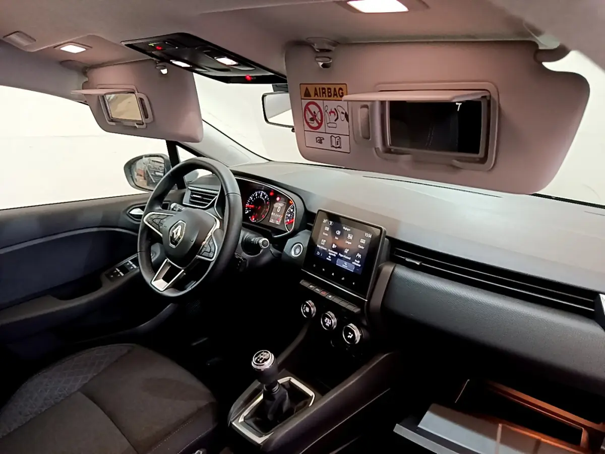 Vue intérieure côté conducteur de la Renault Clio Business TCe 100 2020 avec tableau de bord noir et écran tactile central.