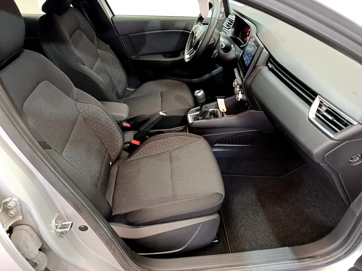 Intérieur avant droit de la Renault Clio Business TCe 100 2020 avec sièges tissu gris et tableau de bord moderne.