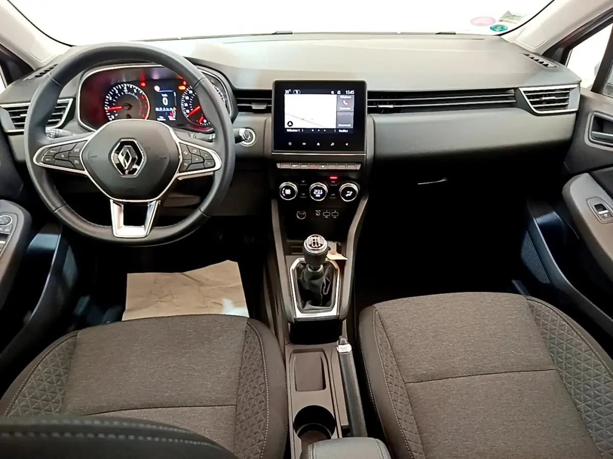 Vue intérieure avant de la Renault Clio Business TCe 100 2020 avec tableau de bord noir et écran tactile central.