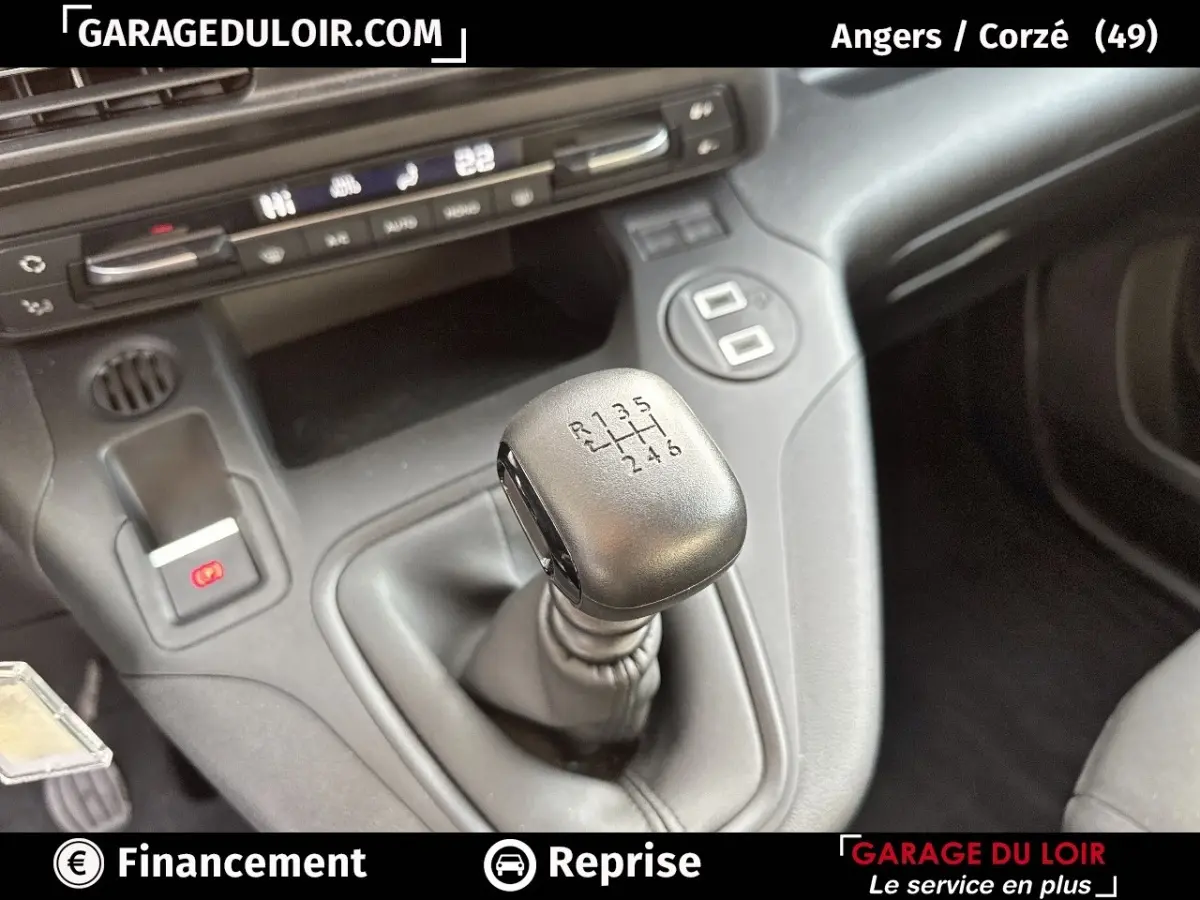 Gros plan sur le levier de vitesses manuel noir dans l’habitacle du Citroën Berlingo gris clair 2024.