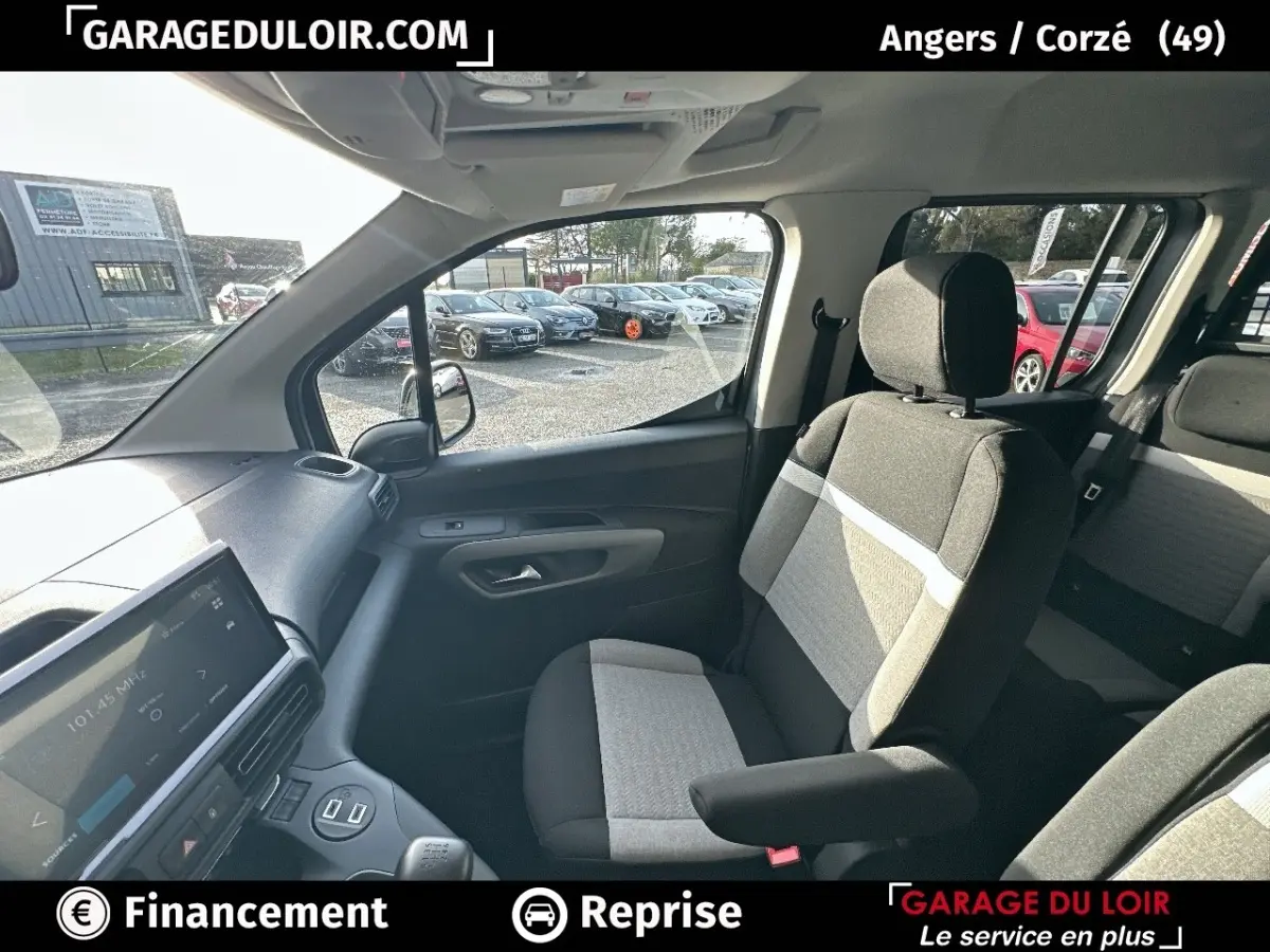 Vue intérieure côté passager avant du Citroën Berlingo 2024 gris clair, avec sièges bicolores et tableau de bord tactile.