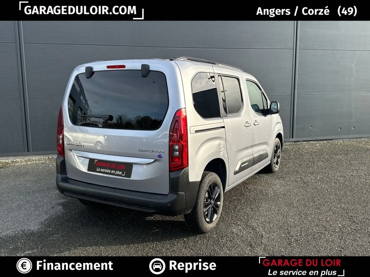 Vue 3/4 arrière droite d'un Citroën Berlingo gris clair 2024 avec vitres teintées et jantes noires.