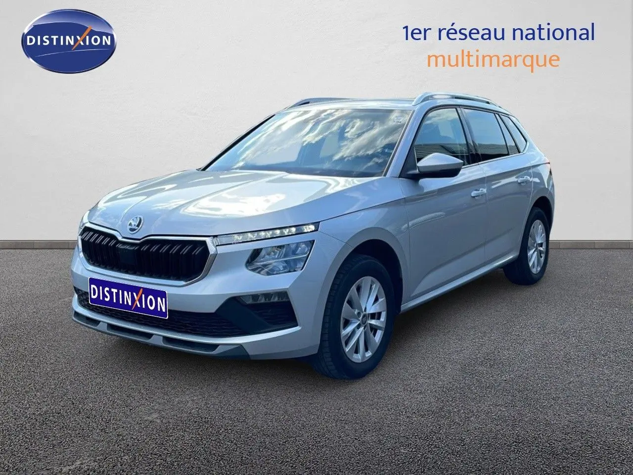 Vue 3/4 avant droite d'un Skoda Kamiq gris argent métallisé avec calandre noire et jantes alliage.