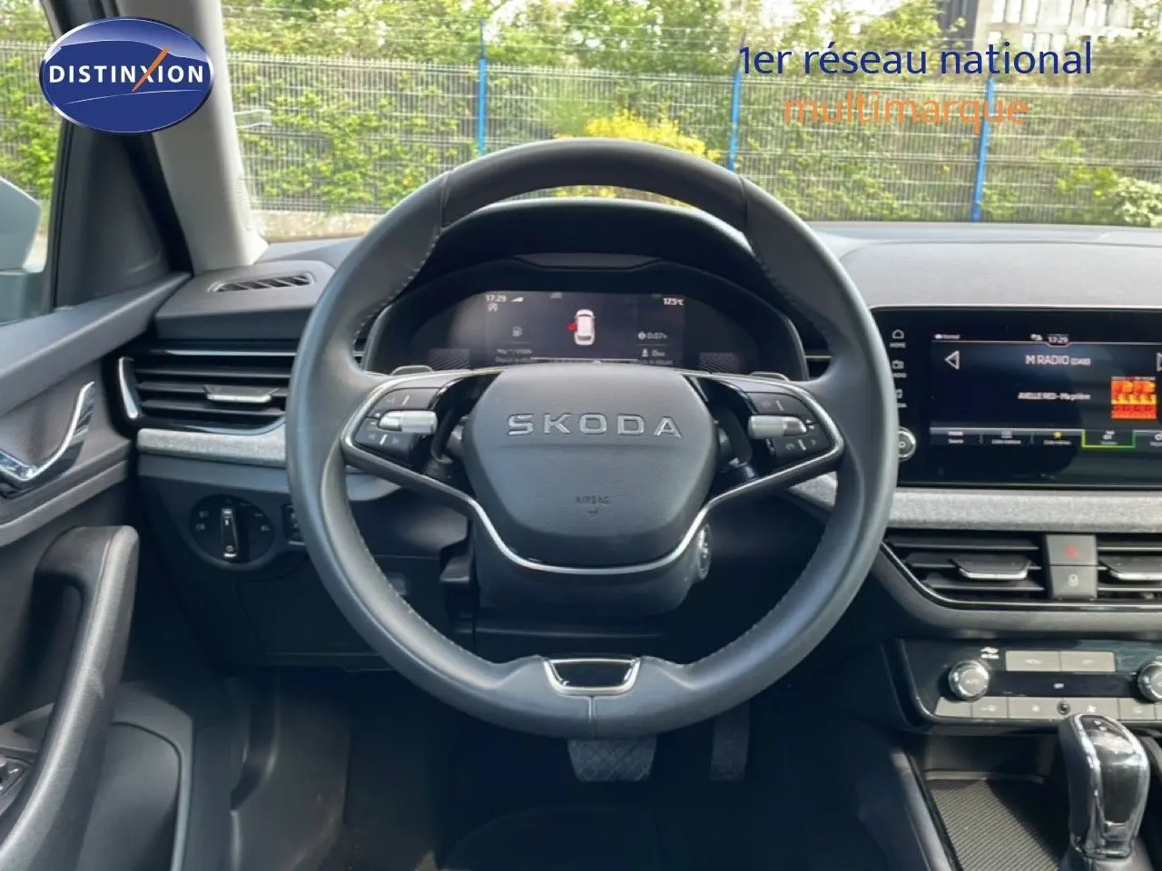 Vue intérieure centrée sur le volant cuir noir du Skoda Kamiq 2025 avec tableau de bord digital et écran multimédia.
