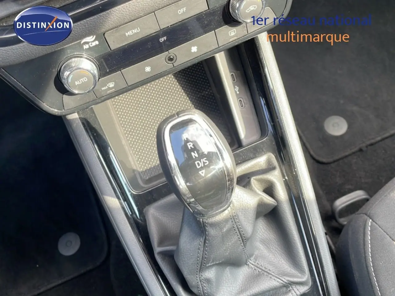 Gros plan sur la console centrale du Skoda Kamiq 2025 avec levier de boîte automatique et commandes de climatisation.