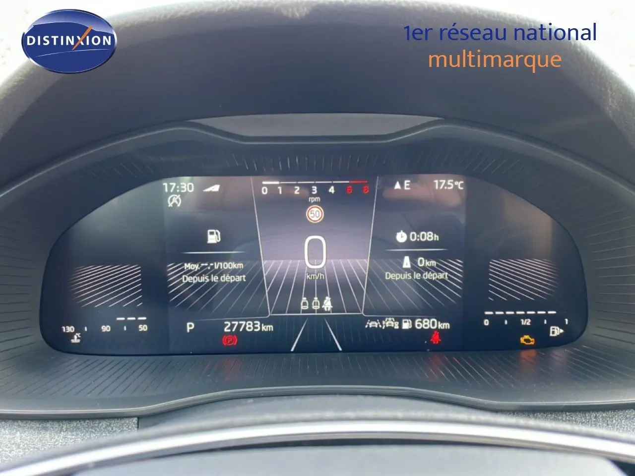 Tableau de bord numérique du Skoda Kamiq 2025, affichage central clair avec informations de conduite et alertes visibles.