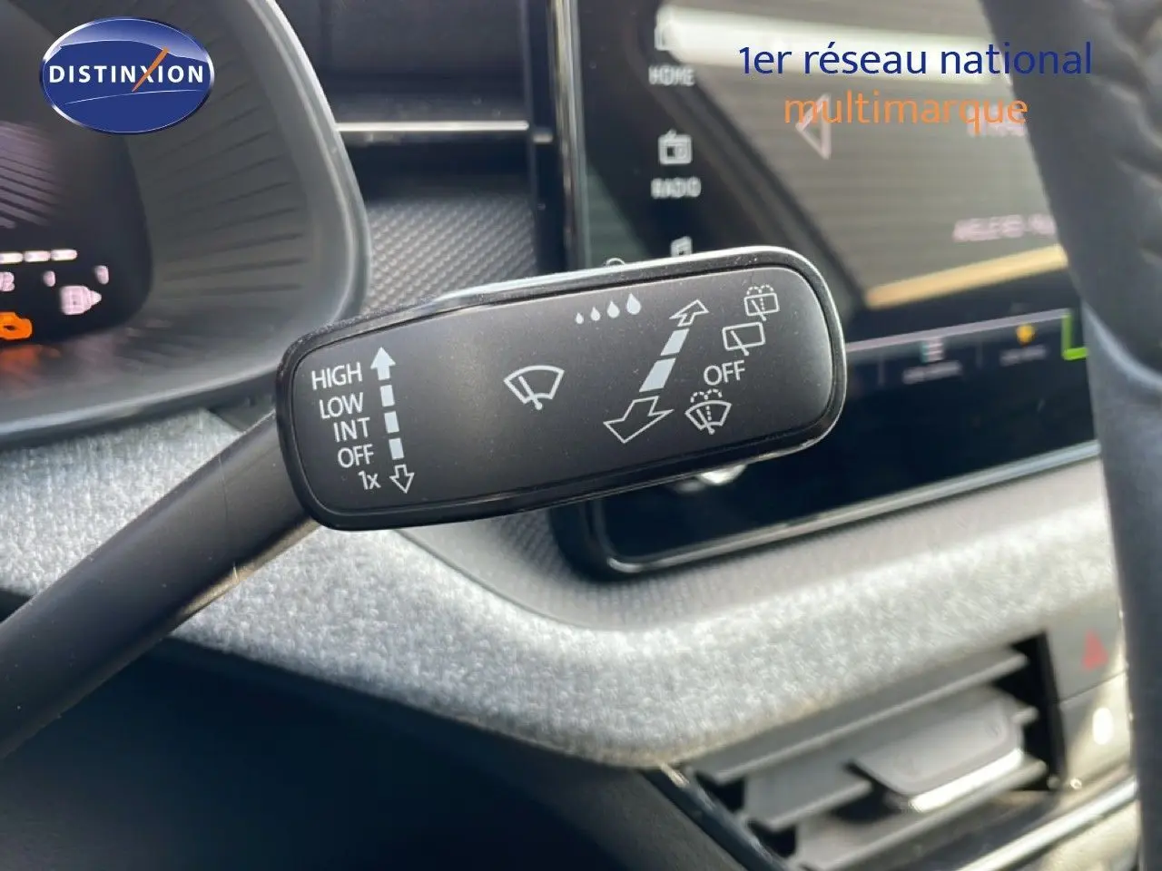 Gros plan sur la commande des essuie-glaces dans l’habitacle gris clair du Skoda Kamiq 2025, version essence.