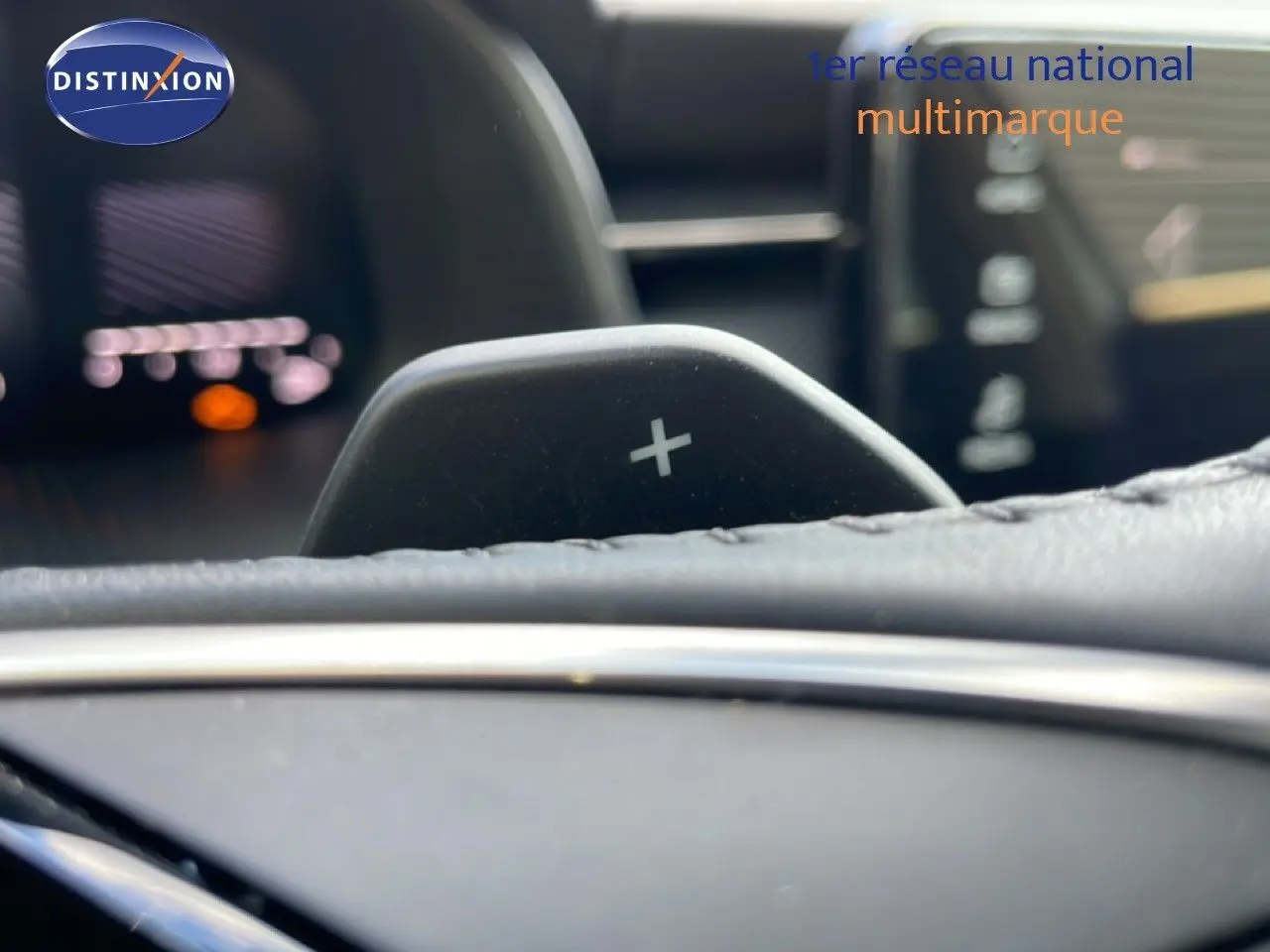 Gros plan sur la palette de changement de vitesse droite dans l’habitacle du Skoda Kamiq gris argent 2025.