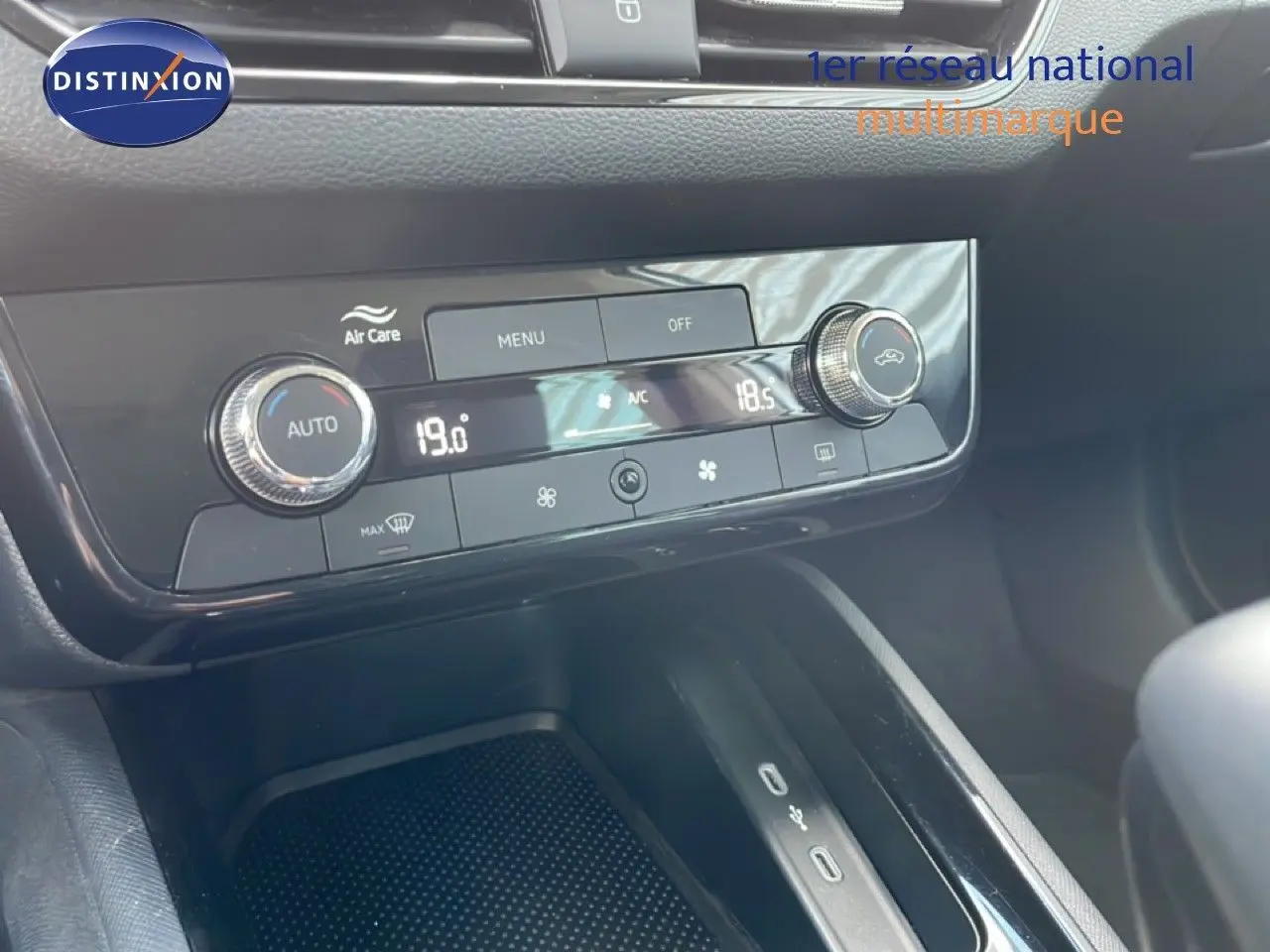 Vue rapprochée de la console centrale du Skoda Kamiq gris argent, mettant en valeur la climatisation automatique et les ports USB.