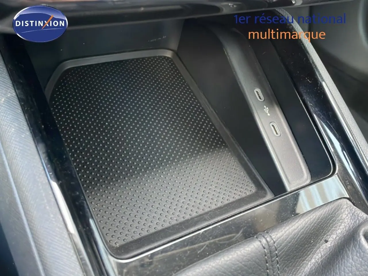 Gros plan sur la console centrale noire du Skoda Kamiq 2025 avec ports USB et surface antidérapante.