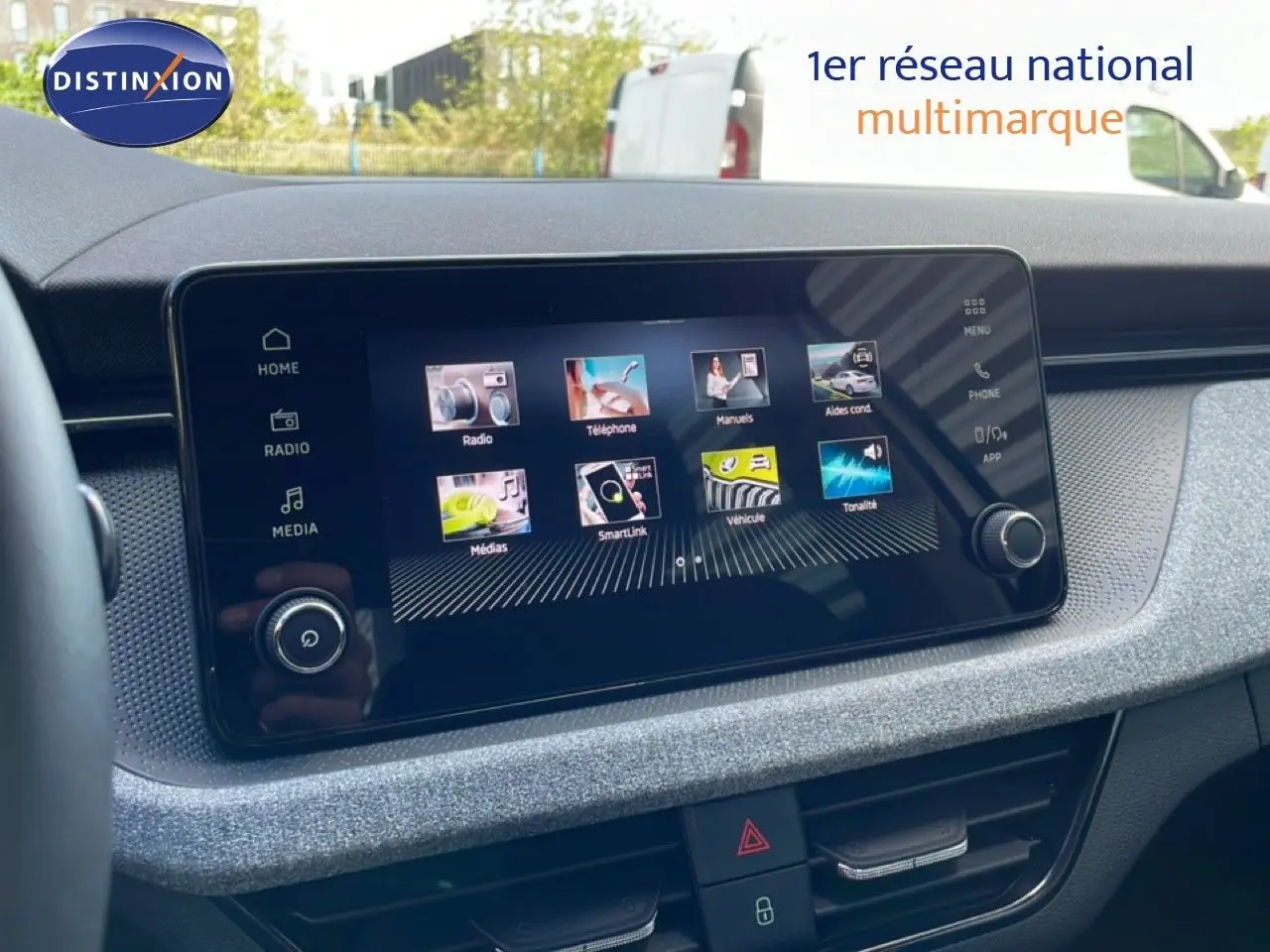 Écran tactile central du tableau de bord du Skoda Kamiq 2025, finition gris argent métal, affichant les menus multimédia.