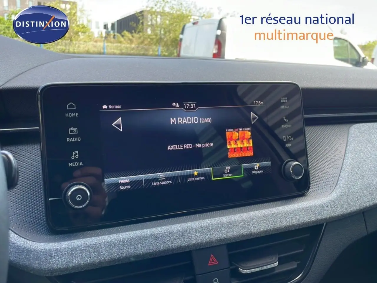Écran tactile central de la Skoda Kamiq 2025 gris argent, affichant la radio numérique avec station et titre en cours.