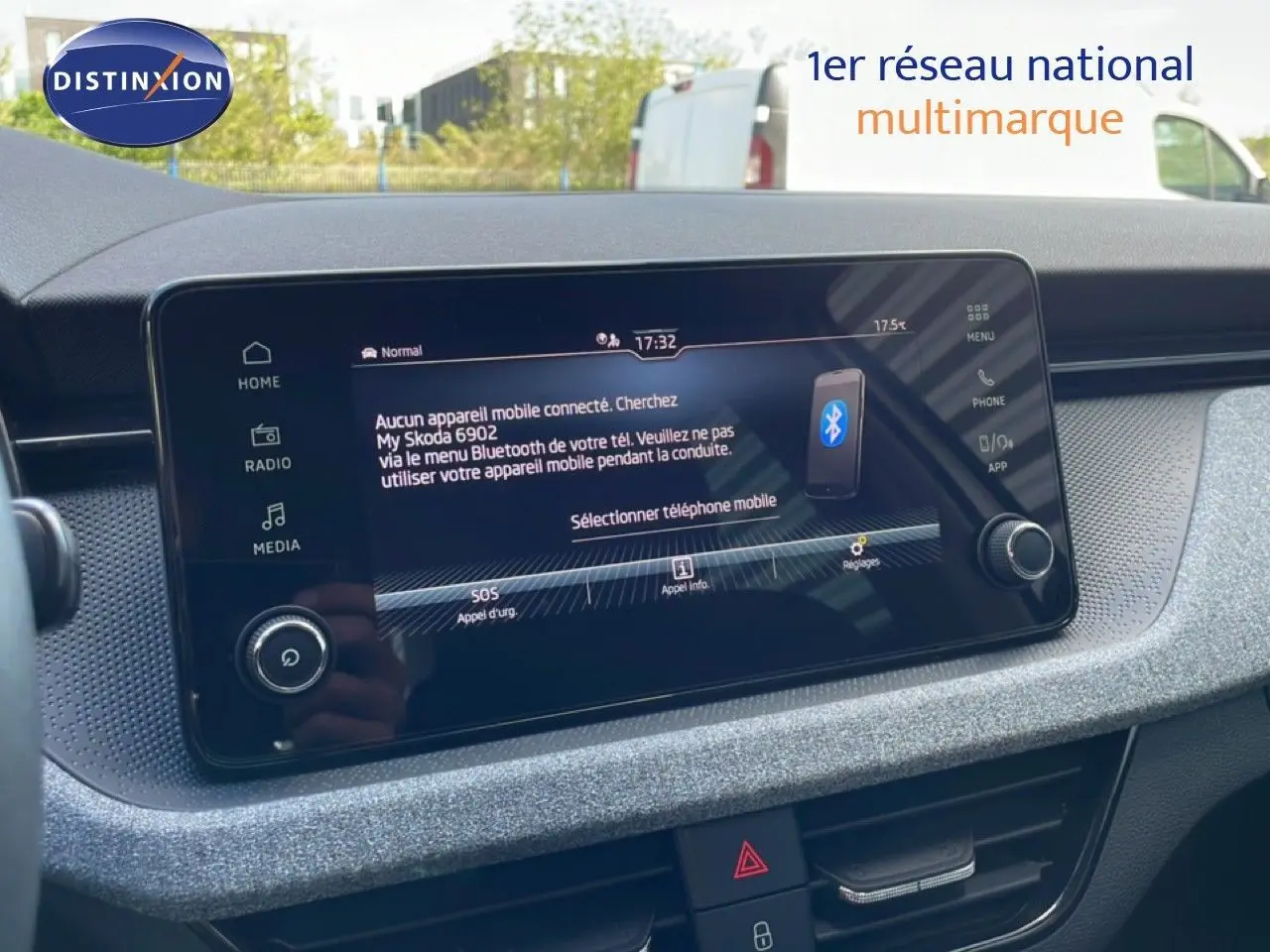Écran tactile central du Skoda Kamiq 2025, vue de face, affichant le menu Bluetooth avec interface moderne.