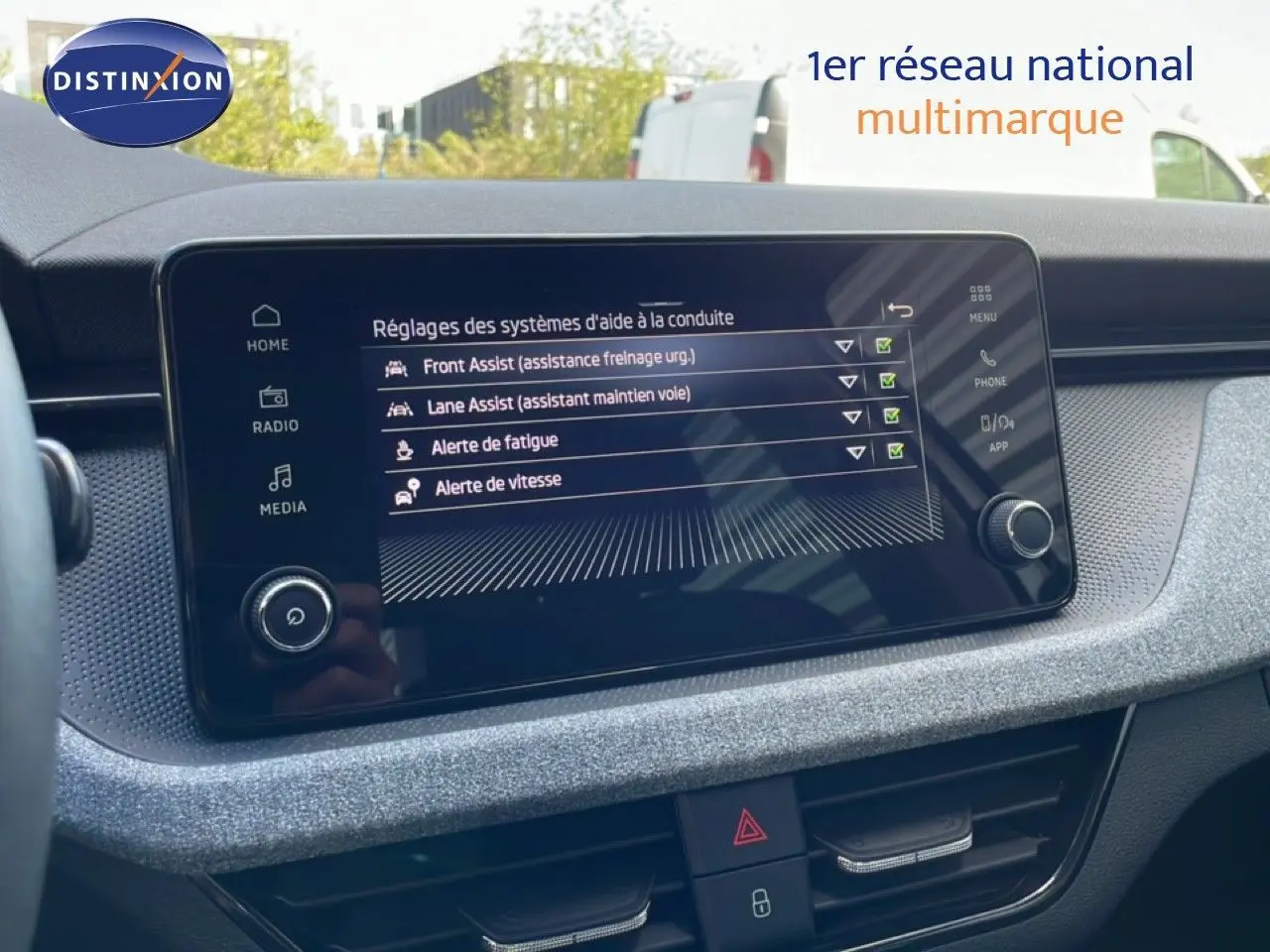 Écran tactile central du tableau de bord du Skoda Kamiq 2025 affichant les réglages d’aide à la conduite.