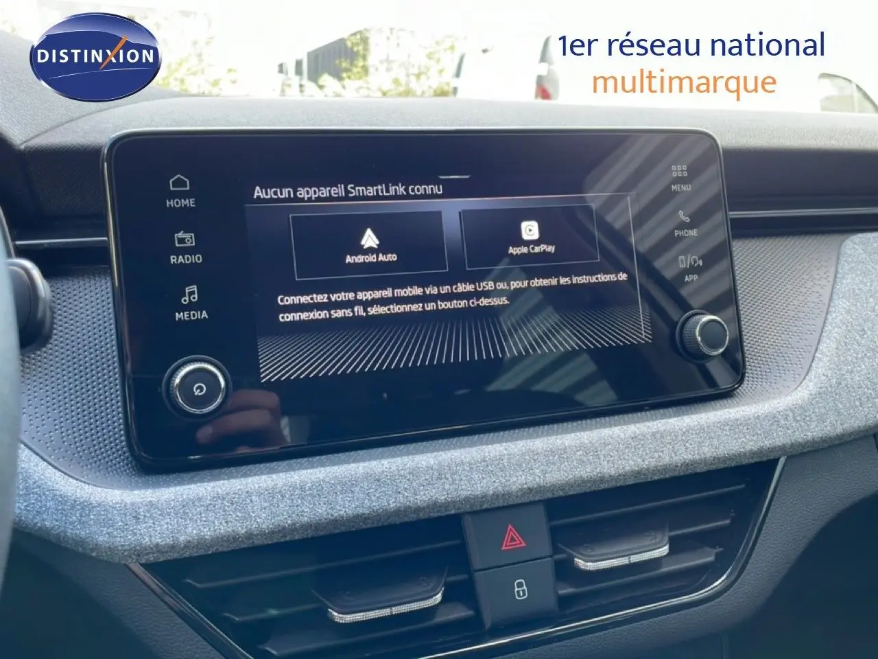 Vue rapprochée de l’écran tactile central du Skoda Kamiq gris argent 2025 avec interface Android Auto et Apple CarPlay.