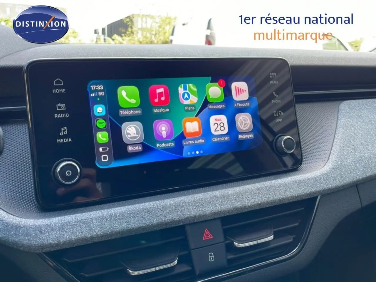 Écran tactile central du tableau de bord du Skoda Kamiq 2025, affichant les applications connectées, intérieur gris.