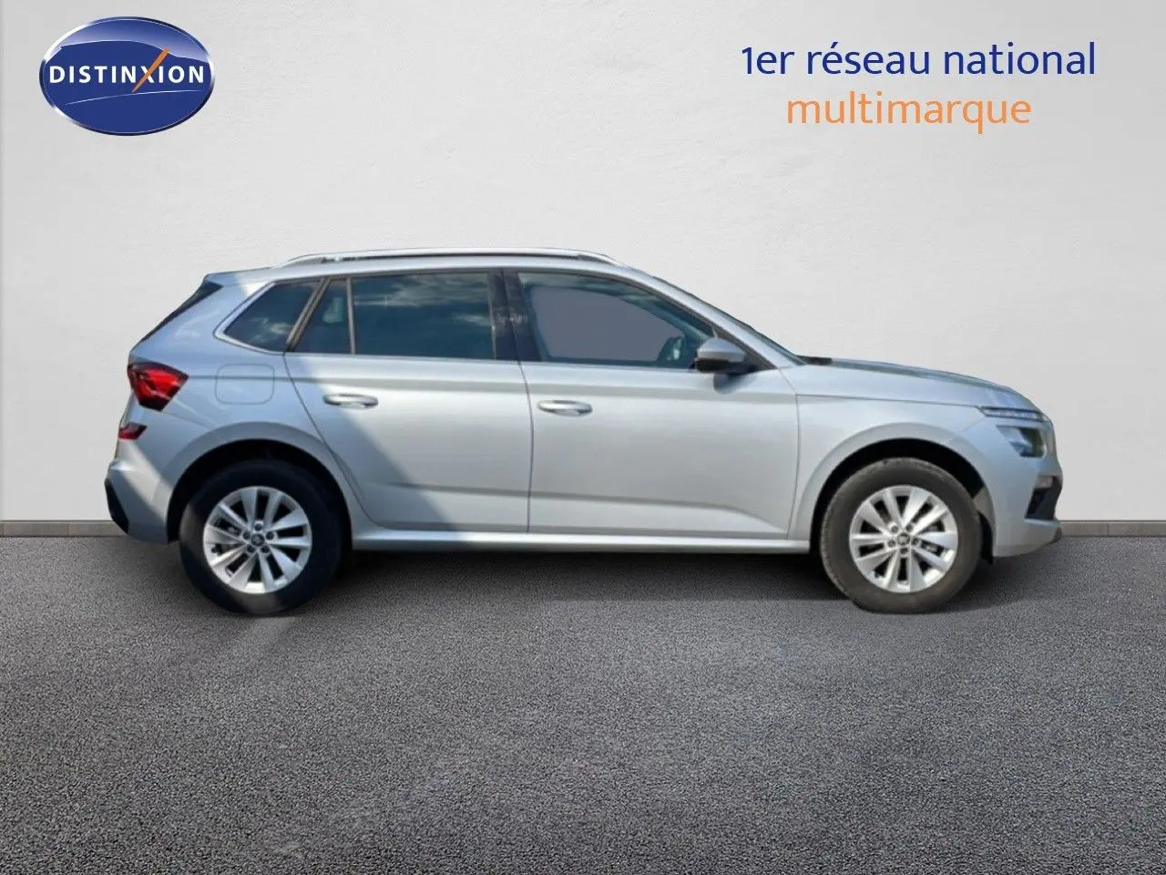 Vue profil droit d’un Skoda Kamiq gris argent métal 2025, SUV compact avec jantes alliage et vitres teintées.