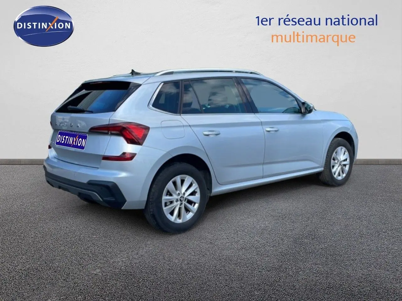 Vue 3/4 arrière droite d'un Skoda Kamiq gris argent métallisé avec feux arrière LED et jantes alliage.
