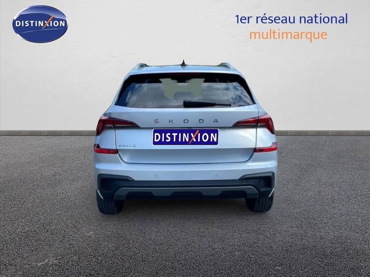 Vue arrière d'un Skoda Kamiq gris argent métal 2025 avec feux arrière LED et logo SKODA visible.