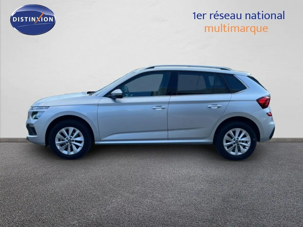 Vue profil droit d'un Skoda Kamiq gris argent métallisé 2025, SUV compact avec jantes alliage et vitres teintées.