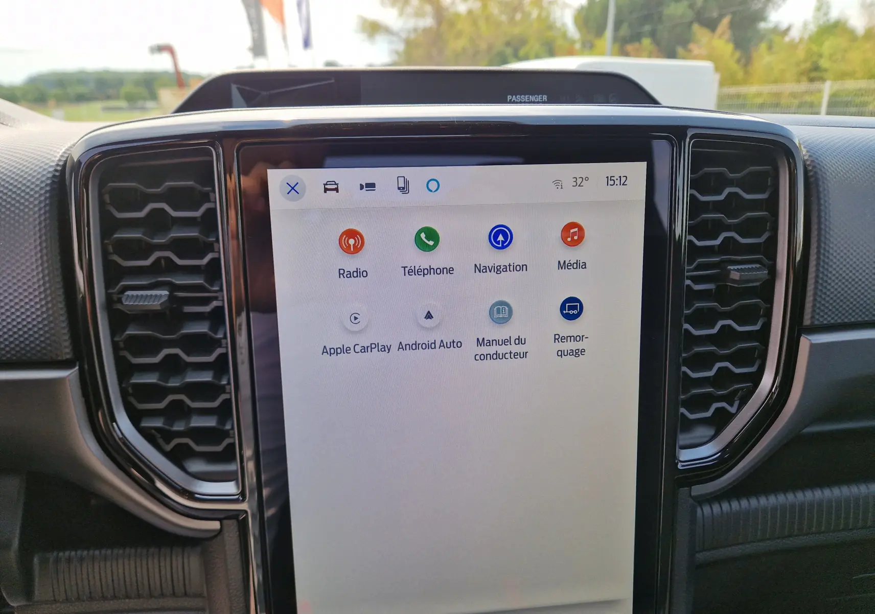 Écran tactile central 12,4'' du Ford Ranger Super Cabine gris Iconic, avec interface Sync 4 et commandes climatisation.