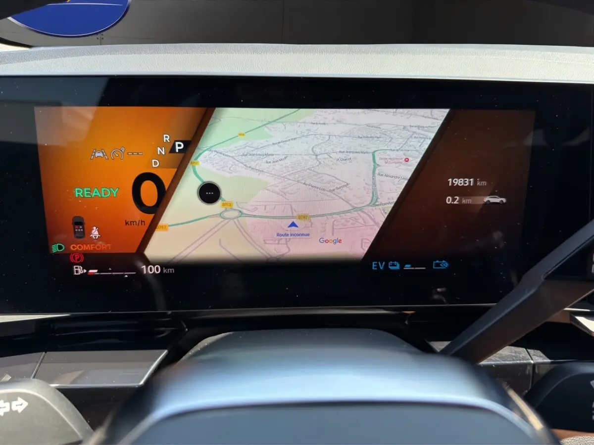 Vue rapprochée du combiné d'instruments numérique de la Renault Rafale 2025 affichant navigation et informations de conduite.