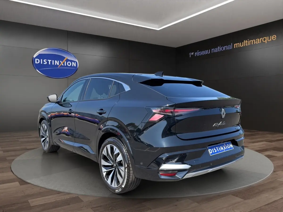 Vue 3/4 arrière droite d’un Renault Rafale noir brillant avec feux arrière LED et jantes alliage modernes.