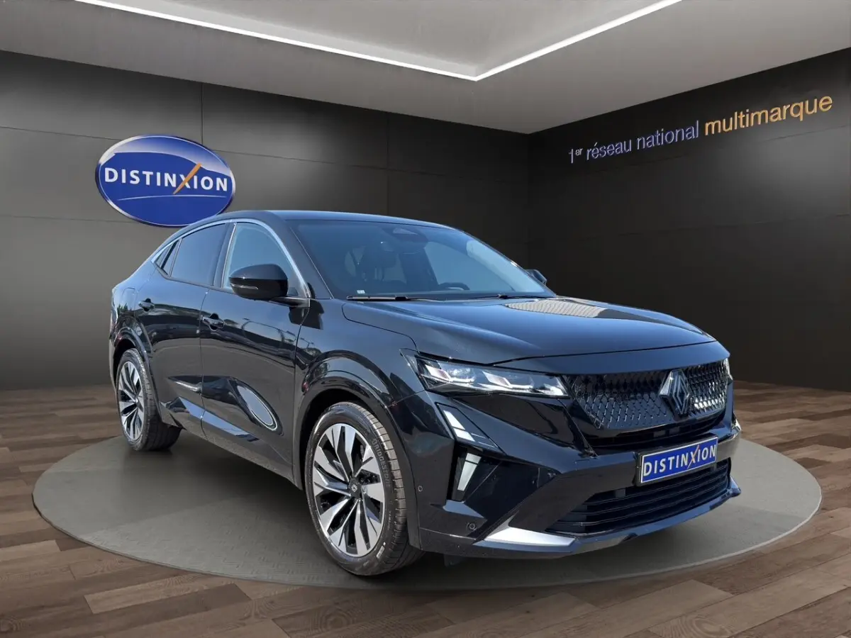 Renault Rafale noir en 3/4 avant droit, avec calandre moderne et jantes alliage distinctives.