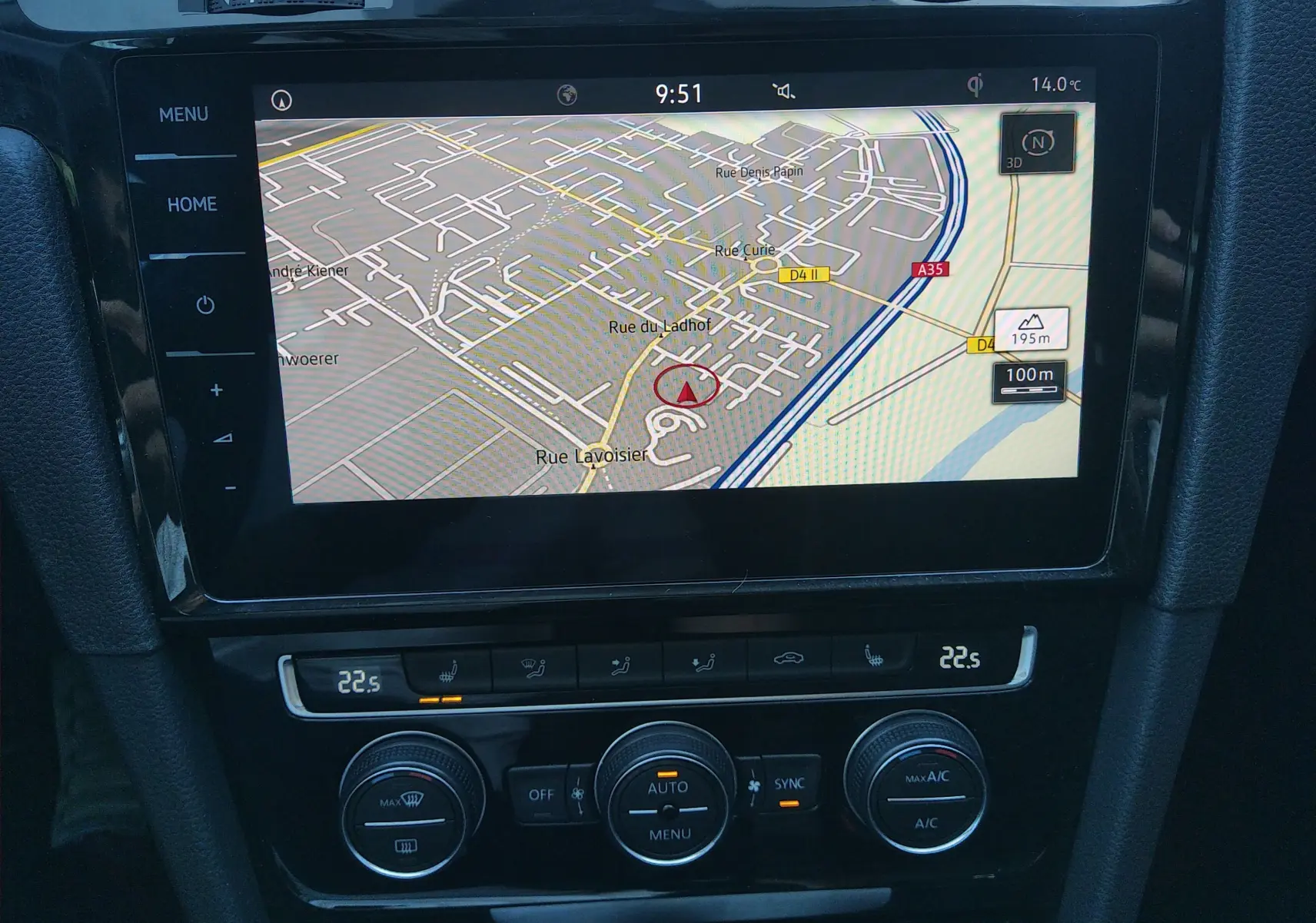 Vue rapprochée de l’écran tactile du système de navigation et de la console de climatisation d’une Volkswagen Golf gris reflet d’argent.