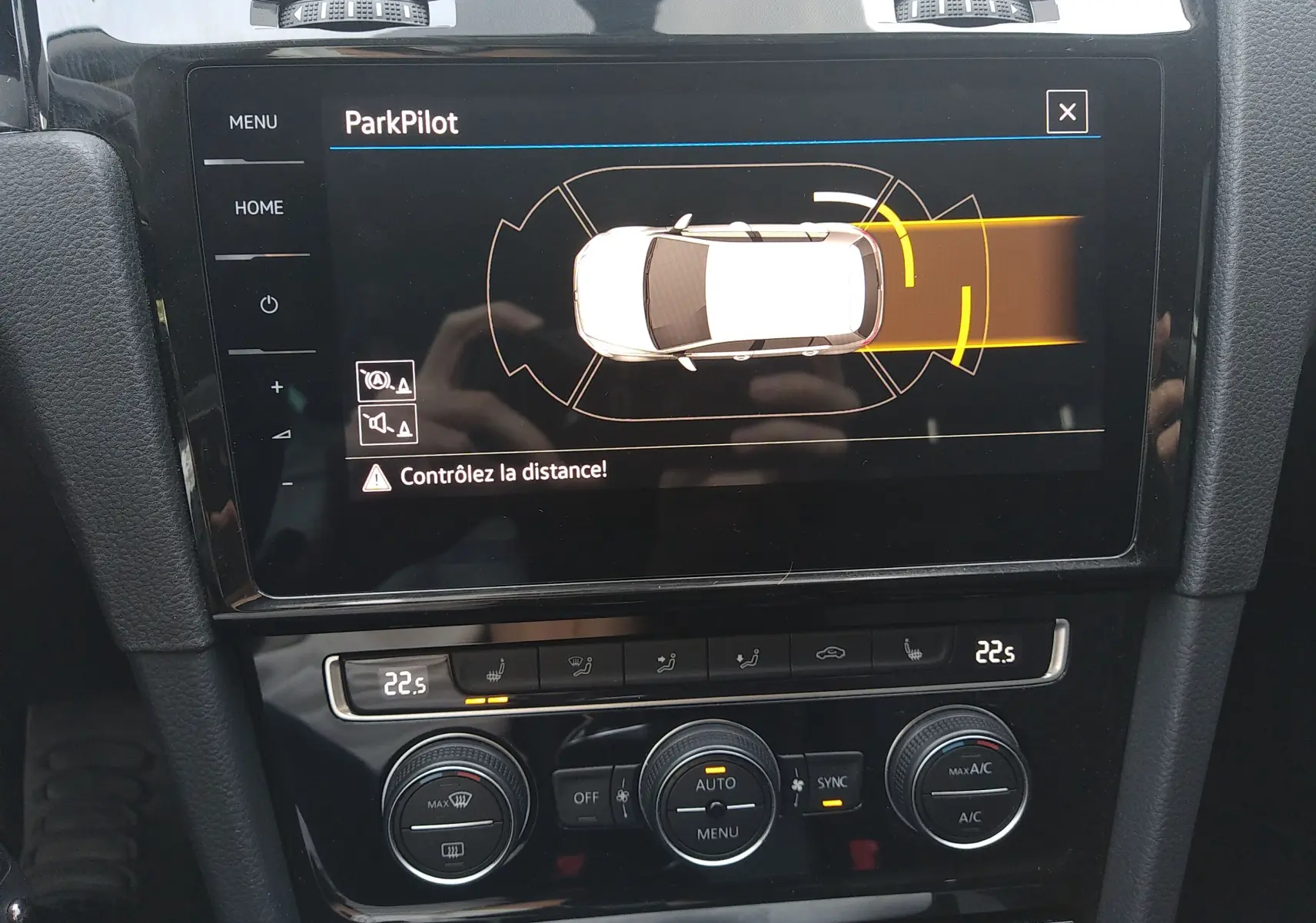 Écran tactile intérieur de Volkswagen Golf gris, affichant le système ParkPilot avec alertes de distance.