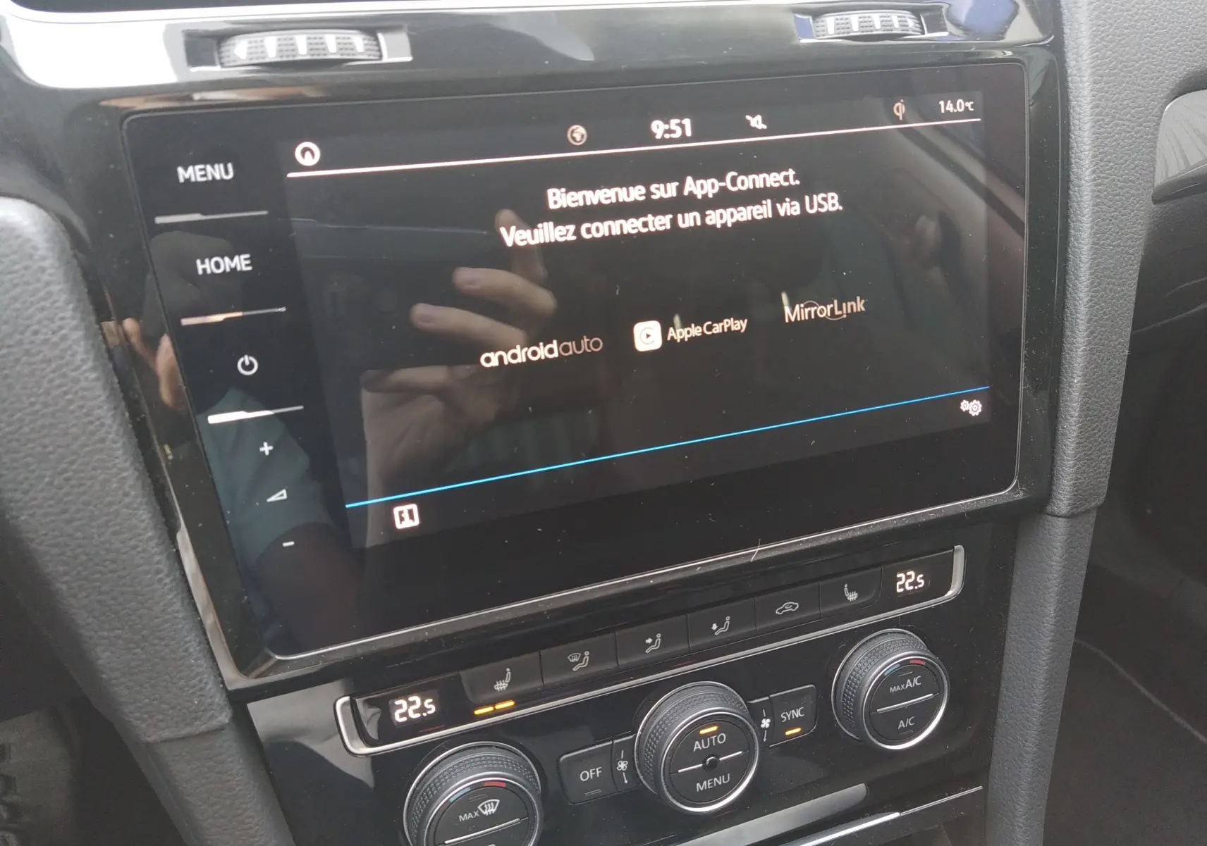 Écran tactile central de la Volkswagen Golf gris reflet d'argent 2019, affichant l'interface App-Connect avec commandes climatisation en dessous.